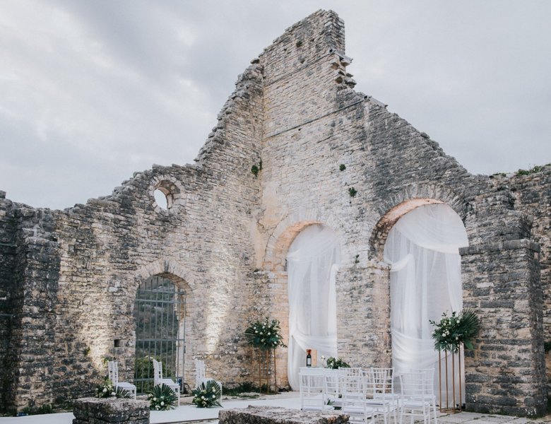 TREASURE IN THE RUINS STYLED SHOOT